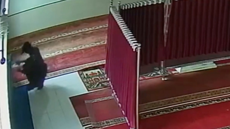 Maling Kotak Amal Masjid Pakai Linggis, Aksi Pelaku Terekam CCTV