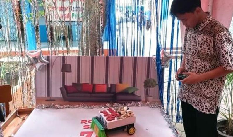 Kreatif, Siswa SMP di Tegal Ciptakan Robot Penyapu dari Limbah Mobil Mainan Bekas