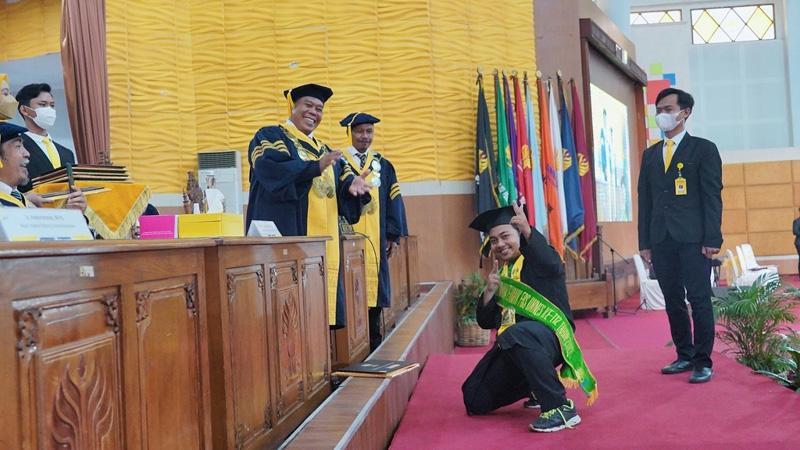 Momen Lucu Wisuda Unnes, Wisudawan Ini Selebrasi Bergaya Menembak di Depan Rektor