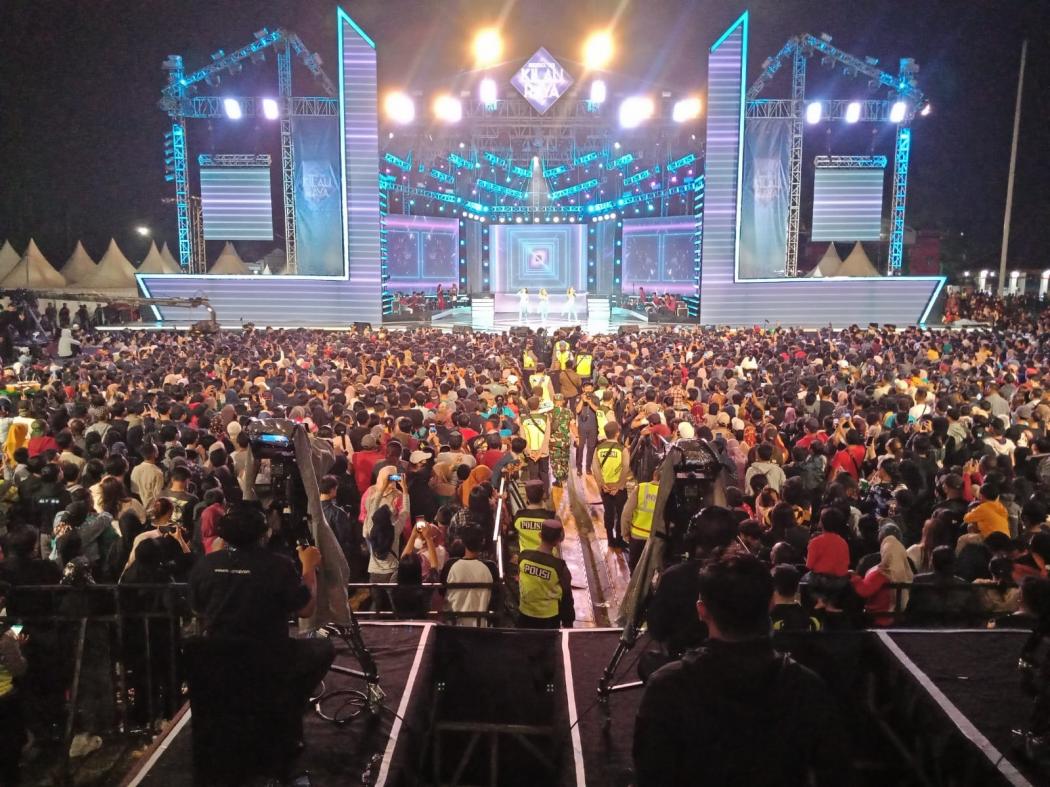 Puluhan Ribu Warga Banjiri Alun-Alun Kota Blitar, Antusias Saksikan Road To Kilau Raya MNCTV