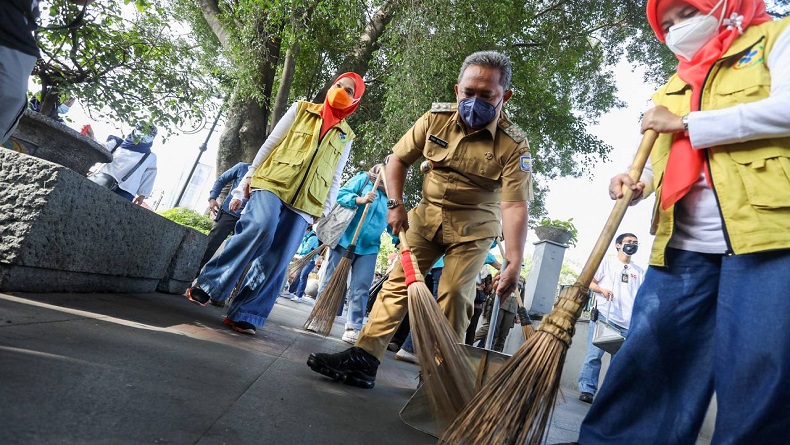 HJKB ke-212, Wali Kota Yana Mulyana Bawa Sapu, Ajak Warga Bebersih Bandung