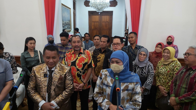 Hotman Paris Bertemu Gubernur Jatim di Grahadi: Saya Nggak Nyangka Ibu Khofifah Ramah Sekali 