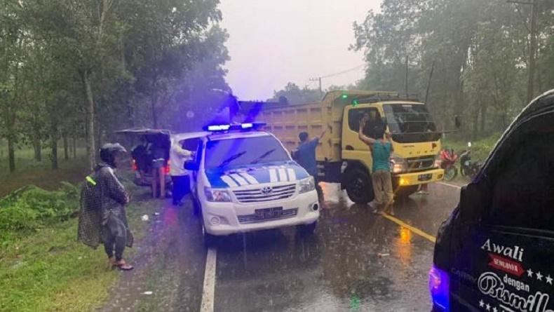 Tabrakan Maut Colt Diesel Kontra Innova di Jalinsum Labura, 3 Tewas, 2 Luka-Luka