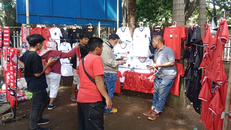 Warga Bandung Raup Cuan dari Laga Timnas Indonesia vs Curacao di Stadion GBLA