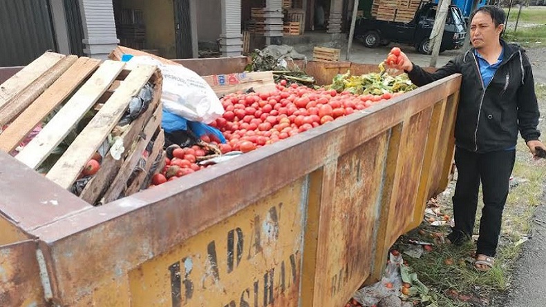 Miris Petani Buang Hasil Panen Raya, DPR Minta Pemerintah Lakukan Intervensi