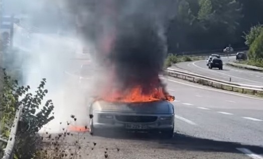 Ferrari F355 Terbakar saat Konsumen Test Drive, Pemilik Gigit Jari