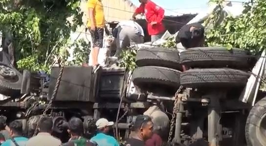 Truk Tangki BBM Tabrak Warung di Banyuwangi, 4 Tewas Seketika