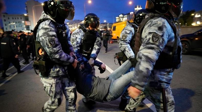 Protes Mobilisasi Pasukan Cadangan Rusia ke Ukraina, 730 Orang Ditangkap