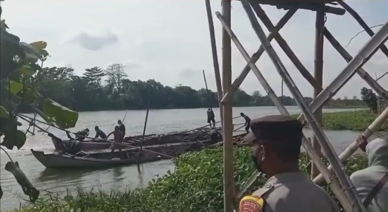 Gadis Hendak Bunuh Diri Terjun ke Sungai Brantas Digagalkan Polisi