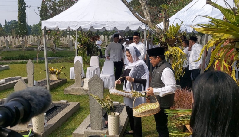 Momen Puan dan Cak Imin Ziarah ke Makam Taufik Kiemas