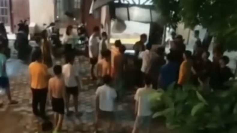 Waduh! Lagi Nunggu Temannya, Pria Ini Malah Dikira Maling hingga Dikerubungi Warga