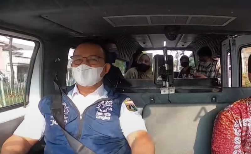 Aksi Anies Jadi Sopir Angkot Mikrotrans AC Jak26, Antar Emak-Emak ke Pasar Klender