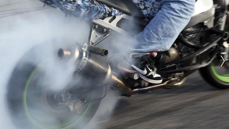 Anggota Geng Motor Teriak-teriak Provokasi Warga di Jalan, Langsung Panik saat Dikejar