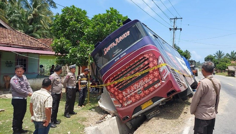 Bus Rombongan Atlet Karate Terperosok Masuk Drainase di Jalinsum, 3 Orang Terluka