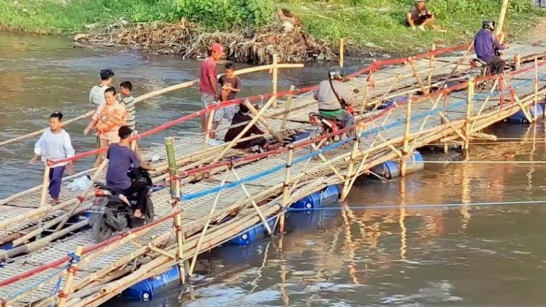Sejumlah Jembatan di Solo Ditutup, Warga Luar Kota Padati Jembatan Sasak