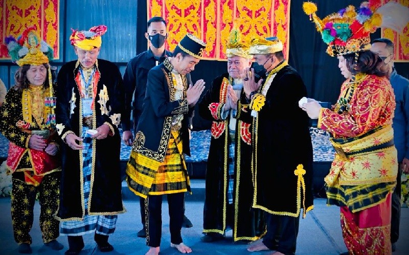 Diberi Gelar Kehormatan, Ini Foto-Foto Presiden Jokowi Pakai Baju Adat Kesultanan Buton