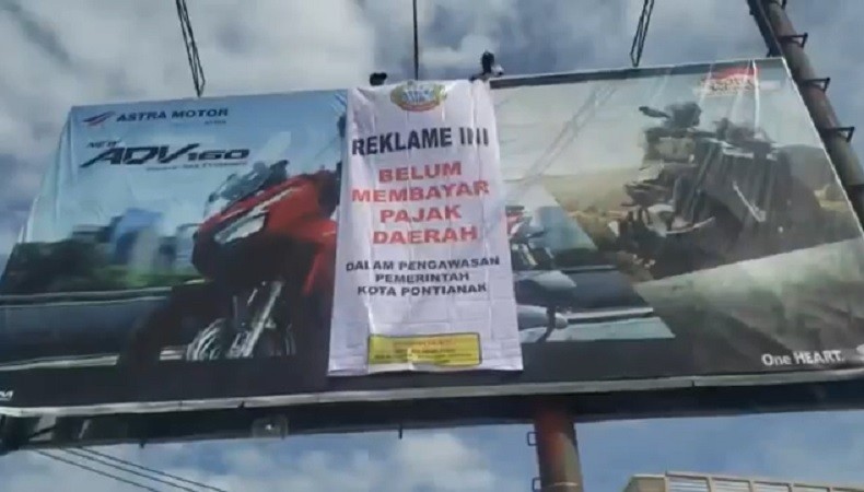 Pemilik Reklame Disegel di Pontianak Diberi Waktu 7 Hari Lunasi Pajak Sebelum Diturunkan