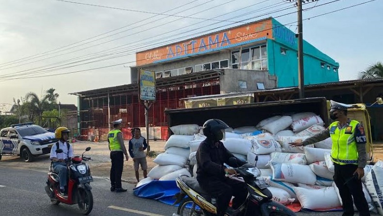 Truk Terguling di Jalinbar Pringsewu, Muatan Isi 10 Ton Karung Gabah Kering Tumpah