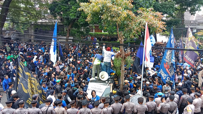  Protes Sistem Ticketing, Ribuan Bobotoh Geruduk Kantor Manajemen Persib
