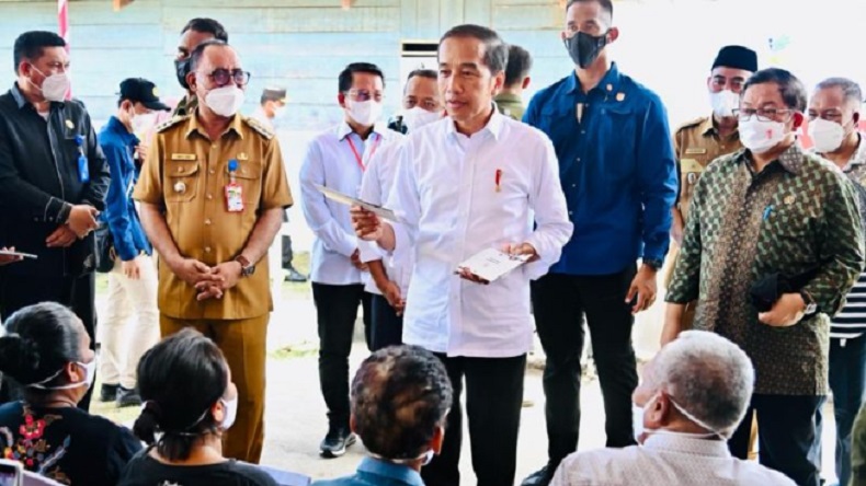 Salurkan BLT BBM, Jokowi Titip Pesan ke Warga Halmahera Barat: Jangan Dipakai Beli HP