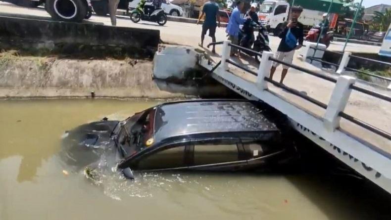 Tertabrak Truk dari Belakang, Minibus Terjun ke Sungai di Pantura Kendal