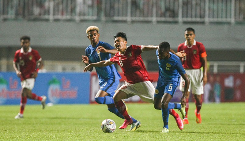 5 Berita Terpopuler: Juninho Bacuna Tekel Marselino dan Tendang Bola ke Suporter Indonesia