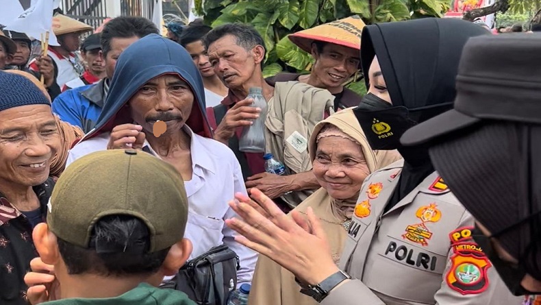 Viral Aksi Polwan Cantik AKP Rita Yuliana Beri Minum Pria Disabilitas saat Demo Petani