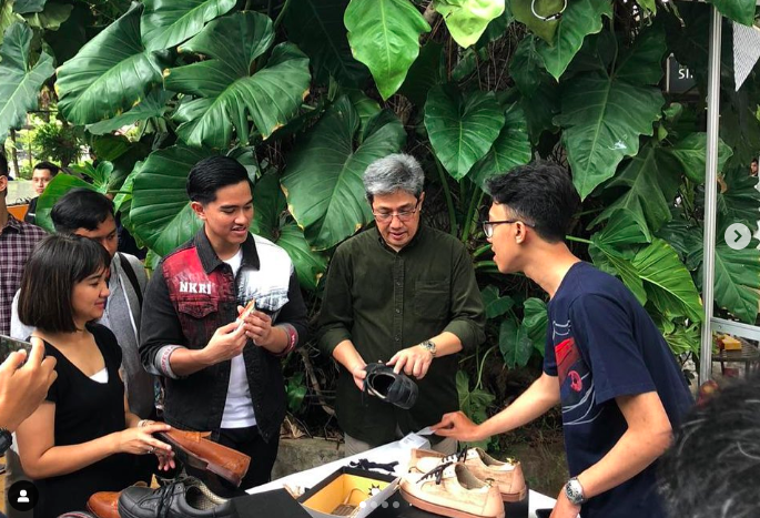 Kreatif Banget, Desainer Asal Bandung Ini Bikin Sepatu Fashionable dari Kulit Ceker Ayam