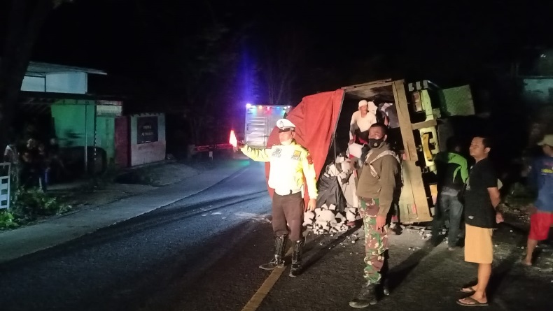 Kronologi Truk Terguling di Jalur Limbangan Garut, Nyaris Tabrak Pengendara Motor
