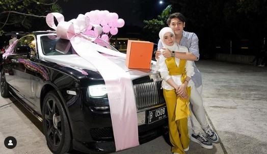 Sebelum KDRT Mencuat, Rizky Billar Beri Lesti Kejora Mobil Mewah Rolls-Royce