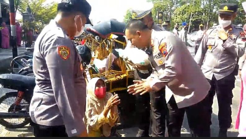 Pedagang Kerupuk Ini Sujud Syukur dan Menangis Barang Dagangannya Diborong Kapolres Kendal