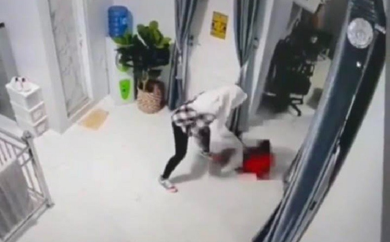 Beredar Video Ibu Pukuli Anak Kandung Pakai Gagang Sapu hingga Patah, Suami Lapor Polisi
