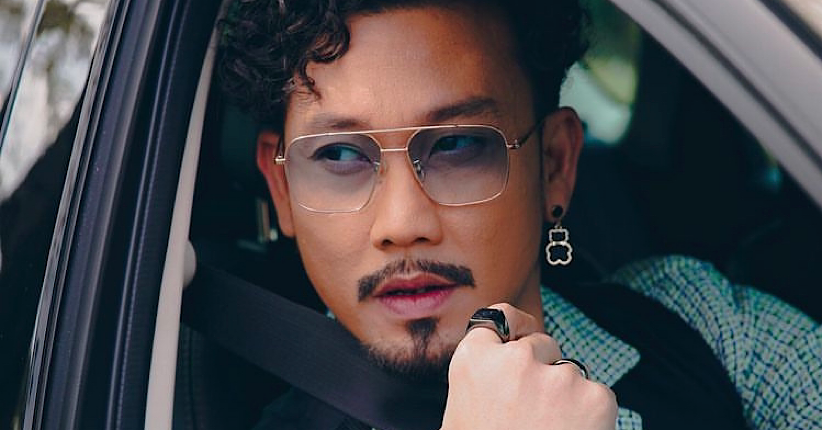 Bawa Pulang Piala Video Content Creator Award 2022, Denny Sumargo Ucapkan Terima Kasih ke Istri