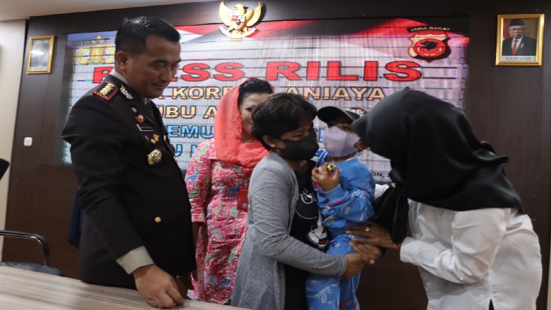 Tangis Pecah di Mapolresta Cirebon, Bocah yang Dianiaya Orang Tua Angkat Bertemu Ibu Kandung