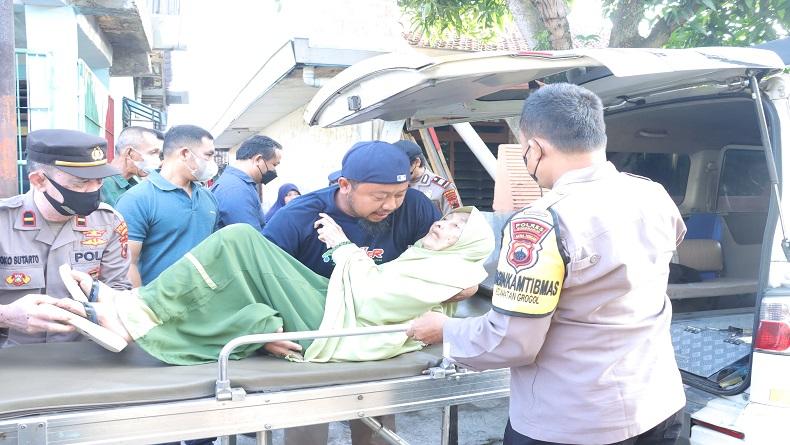 Polres Sukoharjo Bersama Relawan Fasilitasi Lansia Sebatang Kara Pulang ke Padang