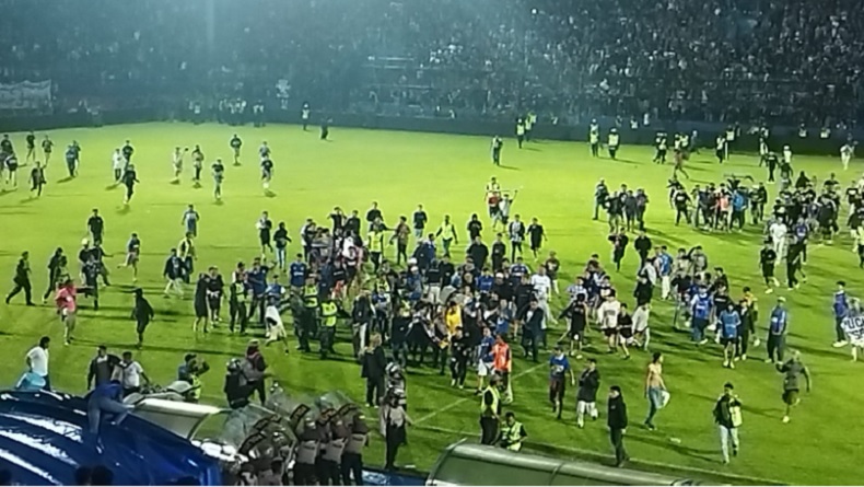 Laga Arema FC vs Persebaya Surabaya Ricuh, Aremania Merangsek Masuk Lapangan
