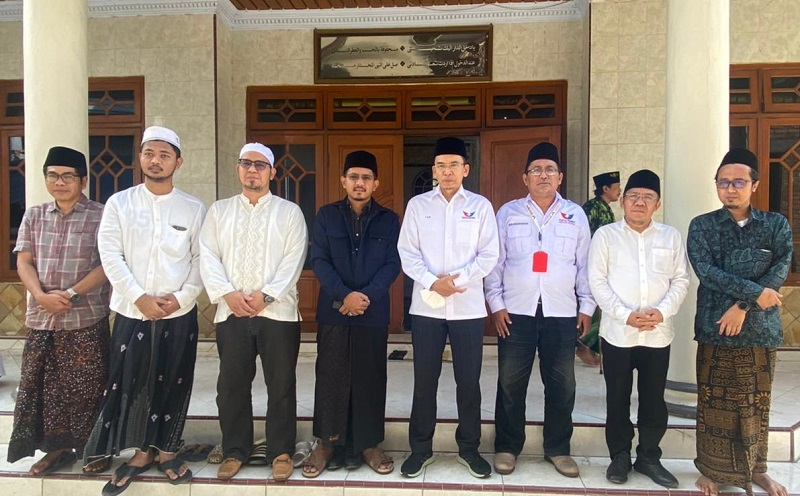 Silaturahmi ke Ponpes Syaichona Cholil, TGB: Kiai Fakhrillah Sosok yang Menggembirakan