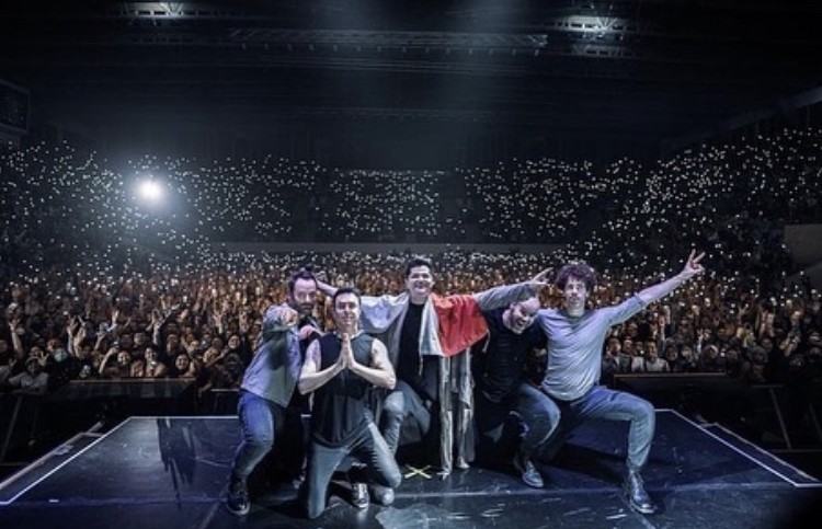 Pecah! Vokalis The Script Kibarkan Bendera Merah Putih di Panggung Greatest Hits Tour 2022