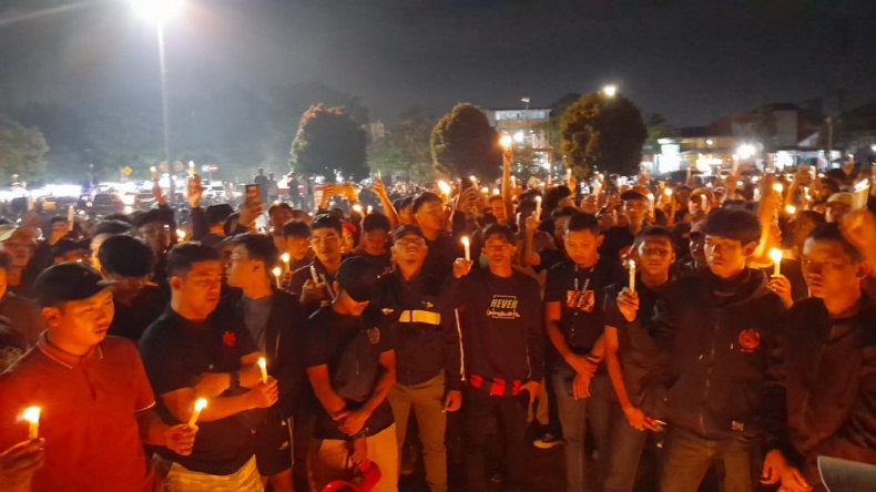Duka Tragedi Kanjuruhan, Warga Gelar Doa Bersama dan Nyalakan Lilin di Stadion Pakansari