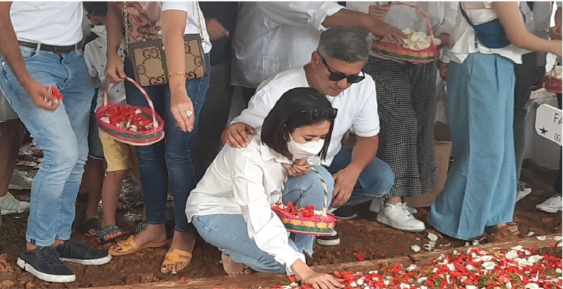 Hadir di Pemakaman Ibu Kandung Gading Marten, Tangis Gisella Anastasia Pecah saat Melakukan Ini
