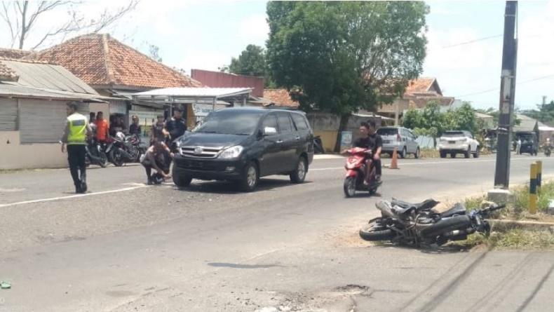 Gagal Menyalip, Motor Tabrak Mobil dari Arah Berlawanan di Way Kanan