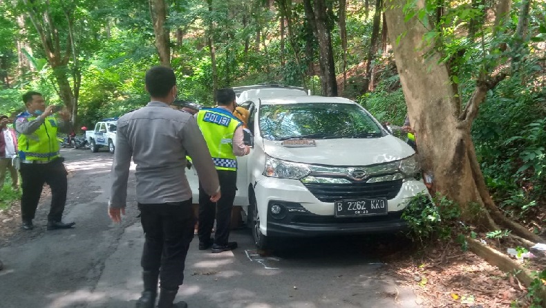 Warga Bekasi Timur Tewas setelah Mobilnya Tabrak Pohon di Garawangi Kuningan
