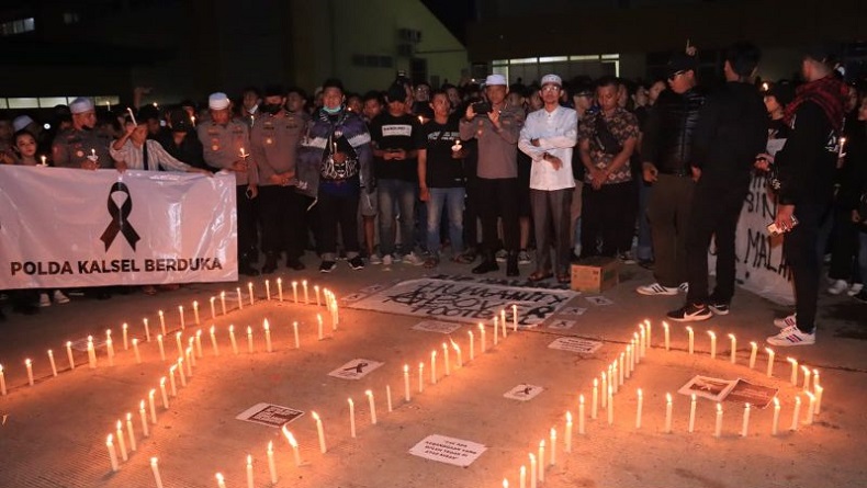 Duka Tragedi Kanjuruhan, Suporter Bola di Banjarmasin Nyalakan Lilin di Stadion 17 Mei