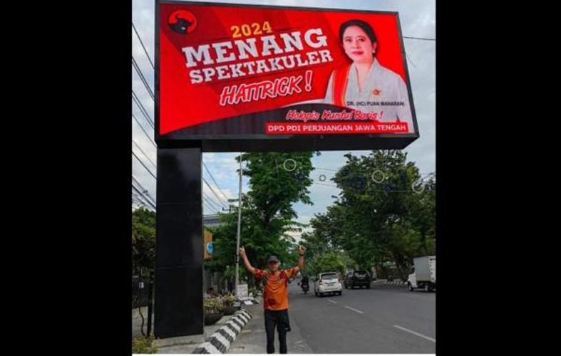 Ganjar Berpose di Bawah Baliho Bergambar Puan, Netizen: Kami Tetap Dukung Sampeyan Pak