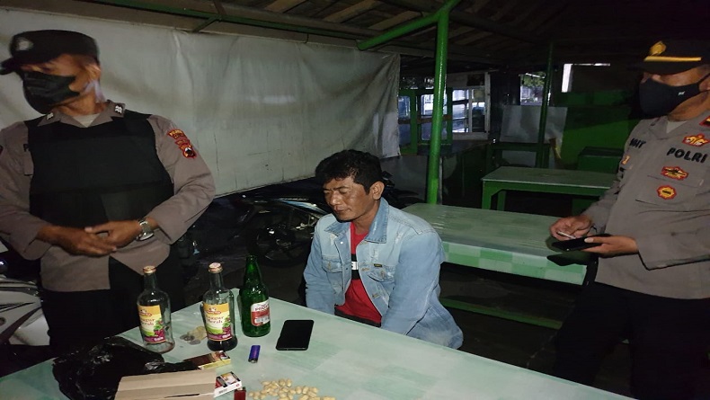 Tenggak Miras di Warung, 3 Warga Solo Digerebek Polisi