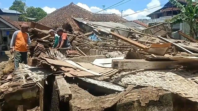 Diguyur Hujan Deras, Rumah Warga Argapura Majalengka Ambruk