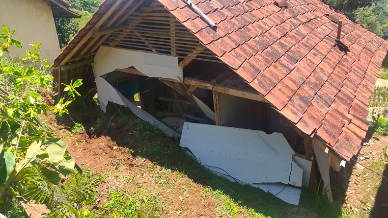 Tebing 10 Meter di Majalengka Longsor, Timpa Rumah hingga Hancur