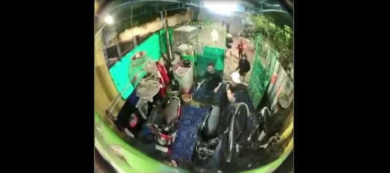 Viral Video Sekelompok Remaja Serang Rumah Warga dengan Batu, Busur Panah, dan Sajam