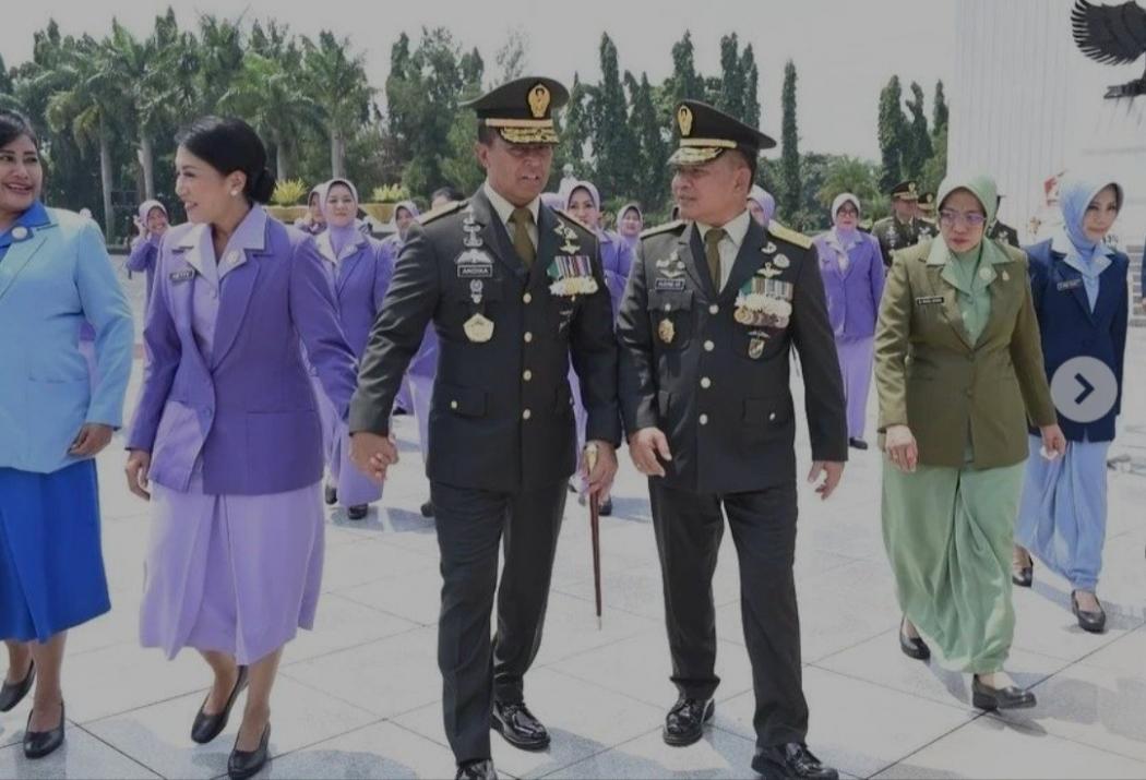 Momen Jenderal Andika dan Jenderal Dudung Ziarah ke TMP Kalibata