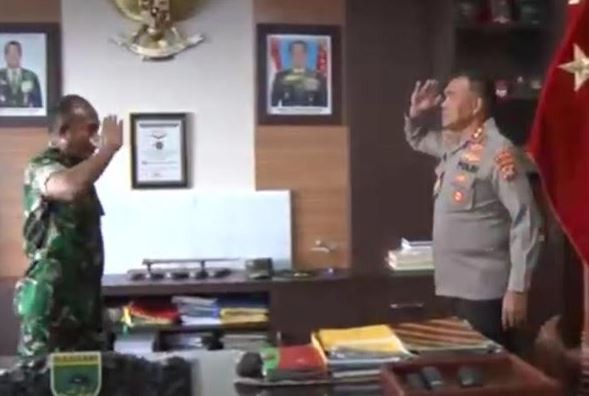 Sambangi Pangdam, Kapolda Papua Barat Minta Maaf soal 2 Polisi Jilat Kue HUT TNI